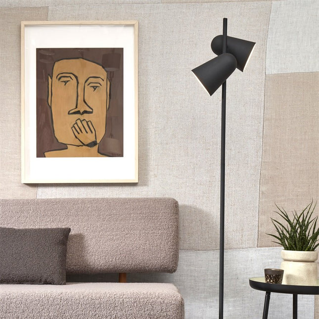 Lampadaire Salamanca noir à double diffuseur près d'un canapé beige et d'un cadre