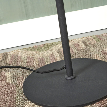 Vue d'ambiance du lampadaire Salamanca noir dans un intérieur nordique