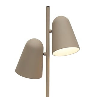Zoom sur les deux abat-jours coniques en fer sable du lampadaire Salamanca