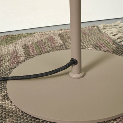 Socle rond sable du lampadaire Salamanca avec câble textile noir apparent