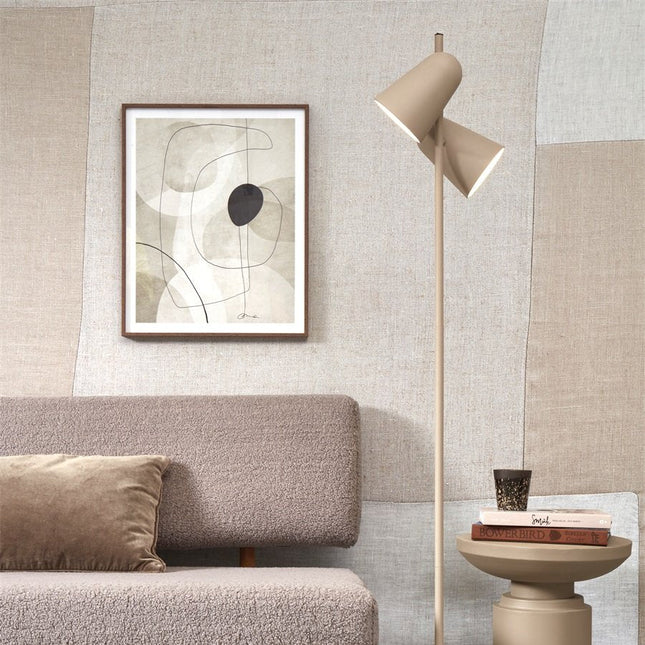 Lampadaire Salamanca sable avec deux abat-jours coniques en fer, dans un salon lumineux