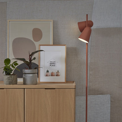 Lampadaire Salamanca terracotta en ambiance salon, buffet bois clair et plantes vertes
