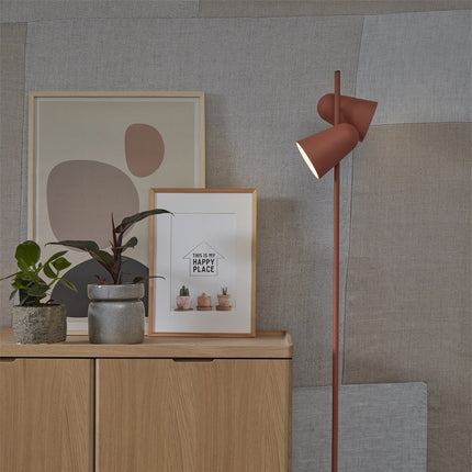 Lampadaire Salamanca terracotta allume, detail pres d'un buffet en bois et de cadres photo