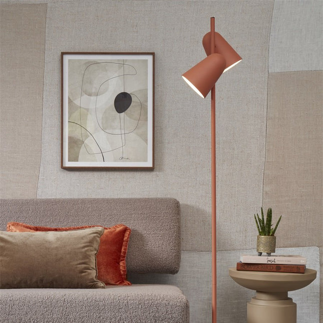 Lampadaire Salamanca terracotta dans un salon cosy, a cote d'un canape et de coussins terre cuite