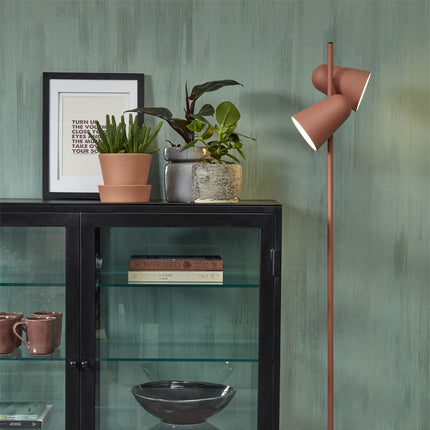 Lampadaire Salamanca terracotta pres d'une vitrine noire, mur vert sauge, ambiance japandi
