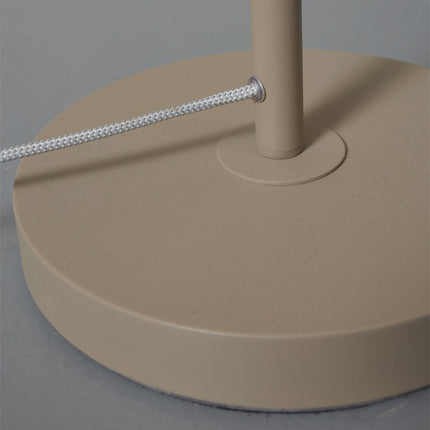 Détail du socle en métal finition sable du lampadaire Sapporo 3 disques