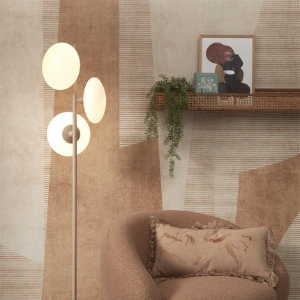 Détail des trois diffuseurs en verre opalin blanc du lampadaire Sapporo, montés sur mât sable
