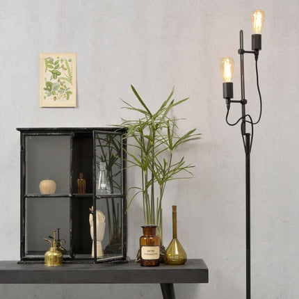 Lampadaire Seattle en fer noir mat, deux ampoules à filament, dans un salon