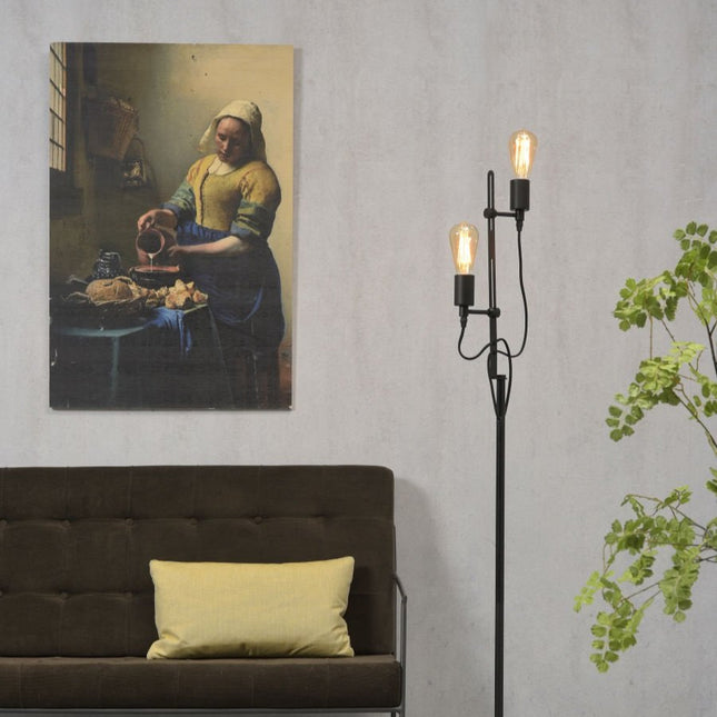 Lampadaire Seattle noir allumé près d'un canapé et d'un tableau