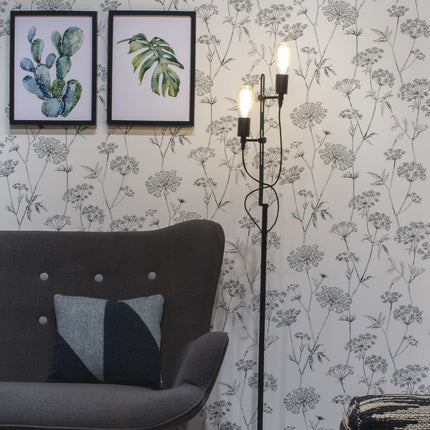Lampadaire Seattle noir à double ampoule près d'un fauteuil gris