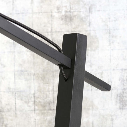 Détail de l'assemblage du bras déporté en métal noir de la structure du lampadaire