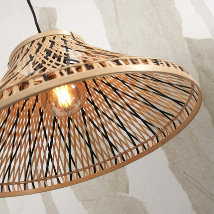 Abat-jour du lampadaire Tahiti allumé, laissant filtrer la lumière à travers le tressage en bambou