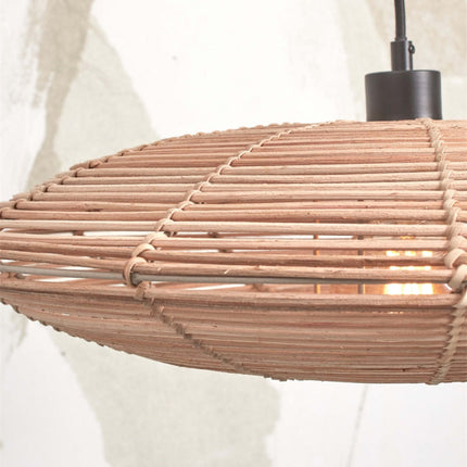 Gros plan sur l'abat-jour disque en bambou tressé du lampadaire Tanami, lumière filtrant à travers les brins naturels