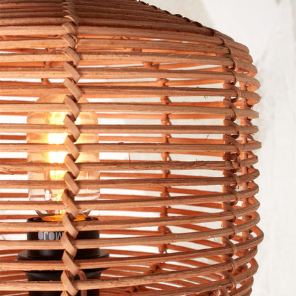 Abat-jour en rotin tressé du lampadaire Tanami éclairé par une ampoule à filament