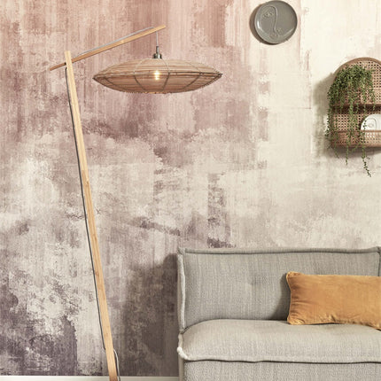 Lampadaire Tanami en bambou naturel et abat-jour rotin tressé, en potence dans un salon cosy
