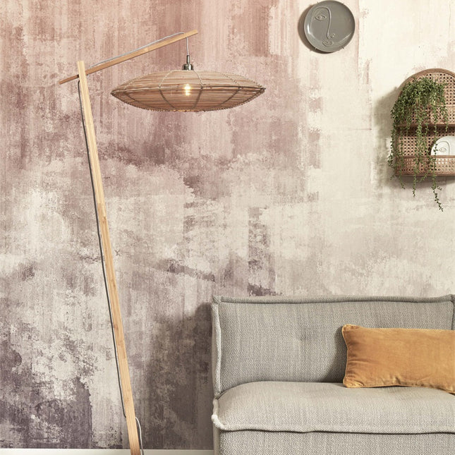 Lampadaire Tanami en bambou naturel et abat-jour rotin tressé, en potence dans un salon cosy