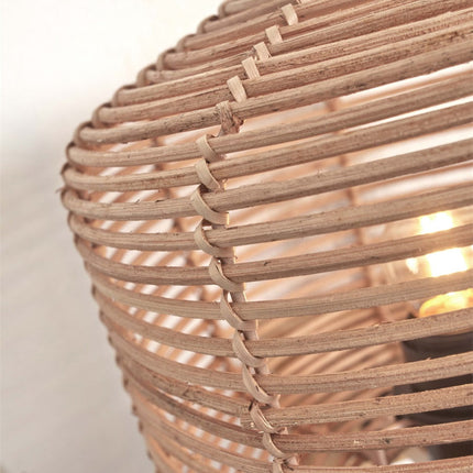 Vue rapprochée des brins de rotin tressés de l'abat-jour du lampadaire Tanami
