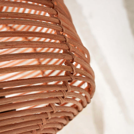Gros plan sur le tressage artisanal du rotin de l'abat-jour du lampadaire Tanami