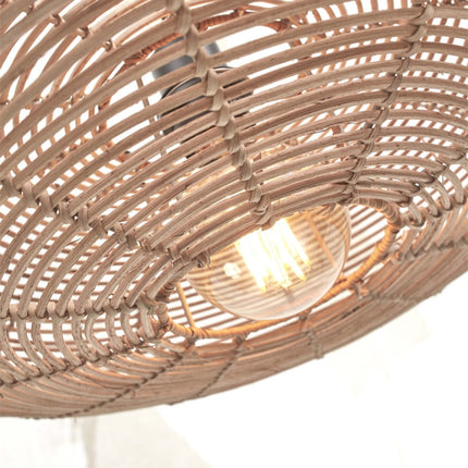 Gros plan sur le tressage en rotin naturel de l'abat-jour du lampadaire Tanami