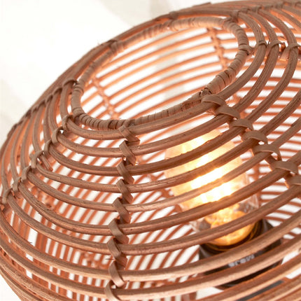 Détail de la vannerie en rotin naturel formant l'abat-jour cylindrique du lampadaire Tanami