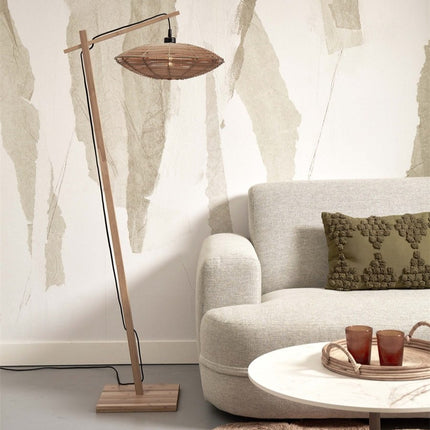 Lampadaire Tanami disque rotin et bambou dans un salon clair, ambiance japandi avec canapé beige