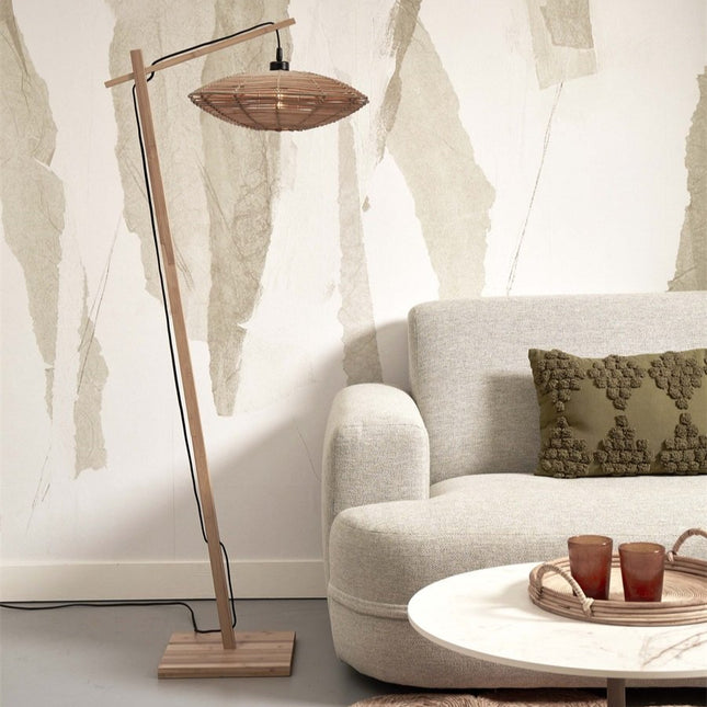 Lampadaire Tanami disque rotin et bambou dans un salon clair, ambiance japandi avec canapé beige