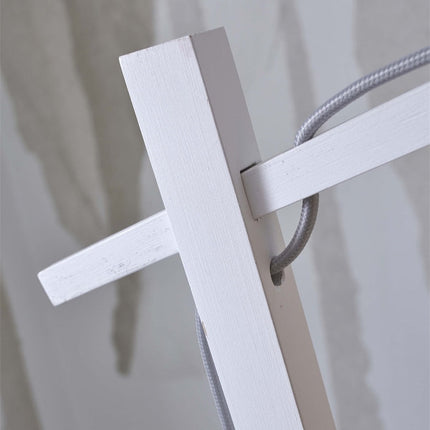 Détail de la jonction entre le pied vertical et le bras horizontal en métal blanc du lampadaire Tanami