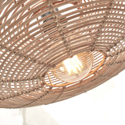 Détail du tressage en bambou naturel de l'abat-jour Tanami, avec l'ampoule E27 visible à l'intérieur