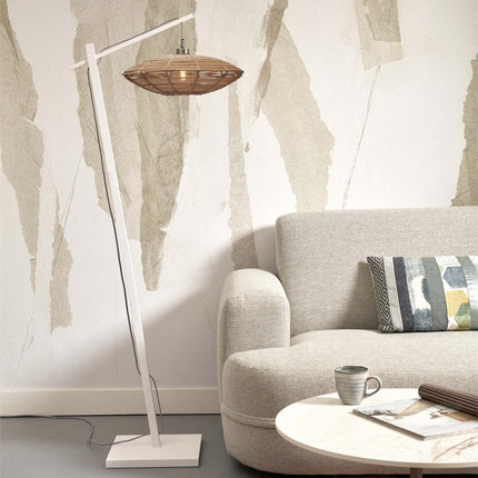 Lampadaire Tanami blanc et abat-jour bambou naturel placé à côté d'un canapé beige, ambiance salon lumineuse