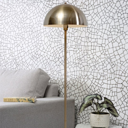 Lampadaire Toulouse, abat-jour dôme en métal doré, dans un salon lumineux près d'un canapé gris