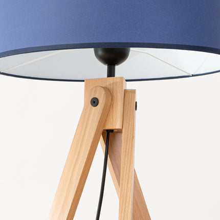 lampadaire trépied bois abat-jour tambour bleu marine 140 cm, vue sur fond coloré