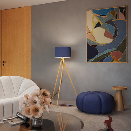 lampadaire trépied bois abat-jour tambour bleu marine 140 cm, dans une pièce à vivre
