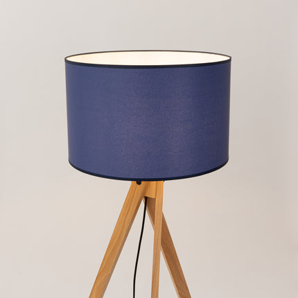 lampadaire trépied bois abat-jour tambour bleu marine 140 cm, packshot de trois quarts