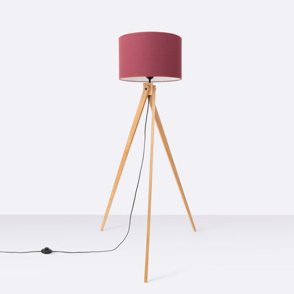 lampadaire trépied bois abat-jour tambour bordeaux 140 cm, vue en situation