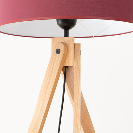 lampadaire trépied bois abat-jour tambour bordeaux 140 cm, vue sur fond coloré