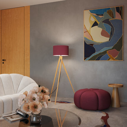 lampadaire trépied bois abat-jour tambour bordeaux 140 cm, dans une pièce à vivre