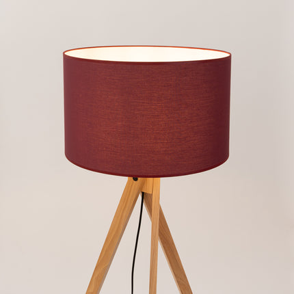 lampadaire trépied bois abat-jour tambour bordeaux 140 cm, packshot de trois quarts