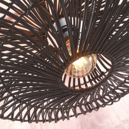 Gros plan sur l'abat-jour en rotin tressé du lampadaire Zanzibar, ampoule E27 visible sous la trame