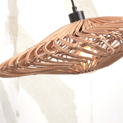 Gros plan sur l'abat-jour en rotin naturel tressé du lampadaire Zanzibar, lumière filtrée à travers les brins