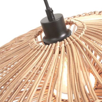 Gros plan sur l'abat-jour en rotin tressé à la main du lampadaire Zanzibar, avec sa douille E27 noire et son câble textile gris.