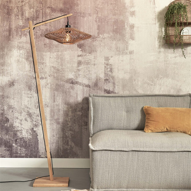 Vue d'ensemble du lampadaire Zanzibar en bambou massif, silhouette asymétrique dans un intérieur cosy