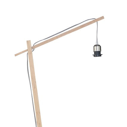 Bras en bambou du lampadaire Zanzibar en fond blanc, avec sa douille métallique E27 suspendue avant la pose de l'abat-jour.