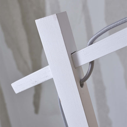 Détail de l'assemblage du bras déporté en bois laqué blanc du lampadaire Zanzibar
