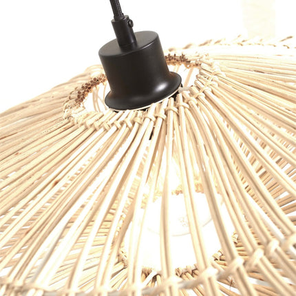 Gros plan sur la douille noire et le tressage en rotin de l'abat-jour du lampadaire Zanzibar