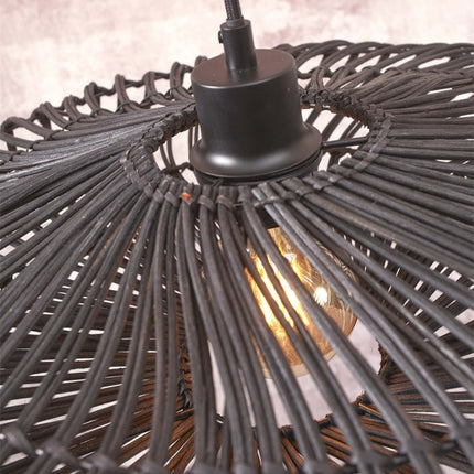 Détail de la douille E27 noire et du tressage en rotin de l'abat-jour du lampadaire Zanzibar