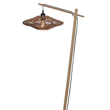Lampadaire Zanzibar allumé sur fond blanc, mise en valeur de l'abat-jour tressé en rotin naturel