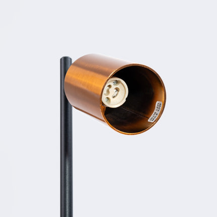 Détail du spot cuivré de la Lampe à Poser Acier Luxe, gros plan