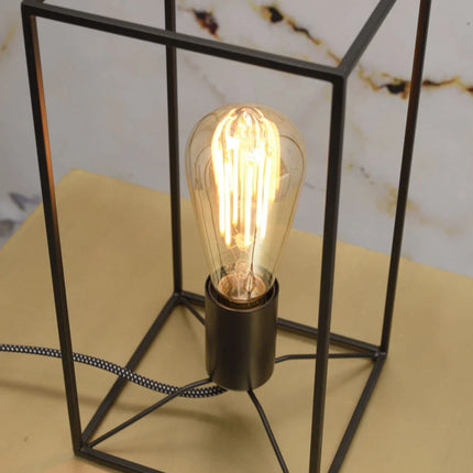Gros plan sur la douille E27 et l'ampoule à filament de la lampe Antwerp en fer noir