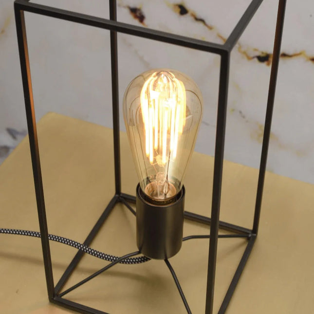 Gros plan sur la douille E27 et l'ampoule à filament de la lampe Antwerp en fer noir