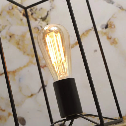 Détail de la structure filaire en fer noir de la lampe Antwerp avec ampoule allumée